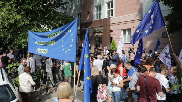 Tusk zeznawał w prokuraturze, na zewnątrz manifestacje