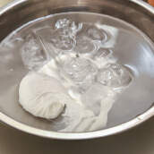 Przełóż ugotowane jajko do wody z lodem
